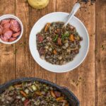 Genieße die Vielfalt eines Linseneintopf – gesunde Linsen, aromatisches Gemüse und herzhafte Gewürze vereinen sich zu einem köstlichen und sättigenden Gericht. Entdecke den Geschmack von Wärme und Behaglichkeit!