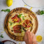 Knusprige Zitronenpizza mit Mozzarella, frischer Zitrone und Kräutern – kreative Pizzabelag Idee zum Selbermachen