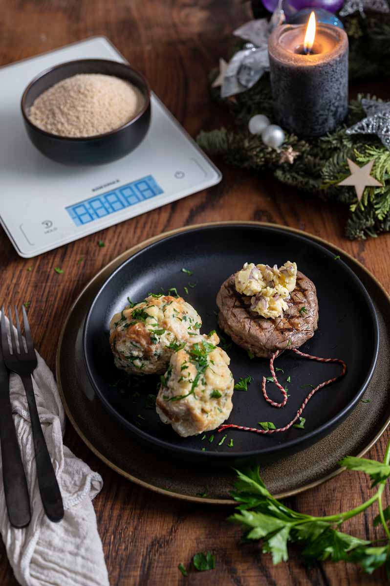 Selbstgemachte Semmelknödel mit Rinderfilet und Whiskybutter Rezept