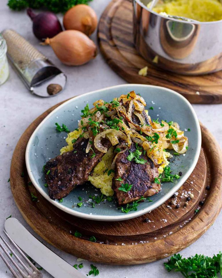 Probier mein saftiges Rinderleber Rezept mit Kartoffel-Sellerie-Stampf: Zarte Leber, cremige Beilage - Genuss pur! Jetzt nachkochen und schlemmen