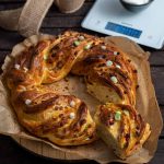 Herzhafter Hefezopf zu Ostern – Elsässer Art mit Speck und Frühlingszwiebeln