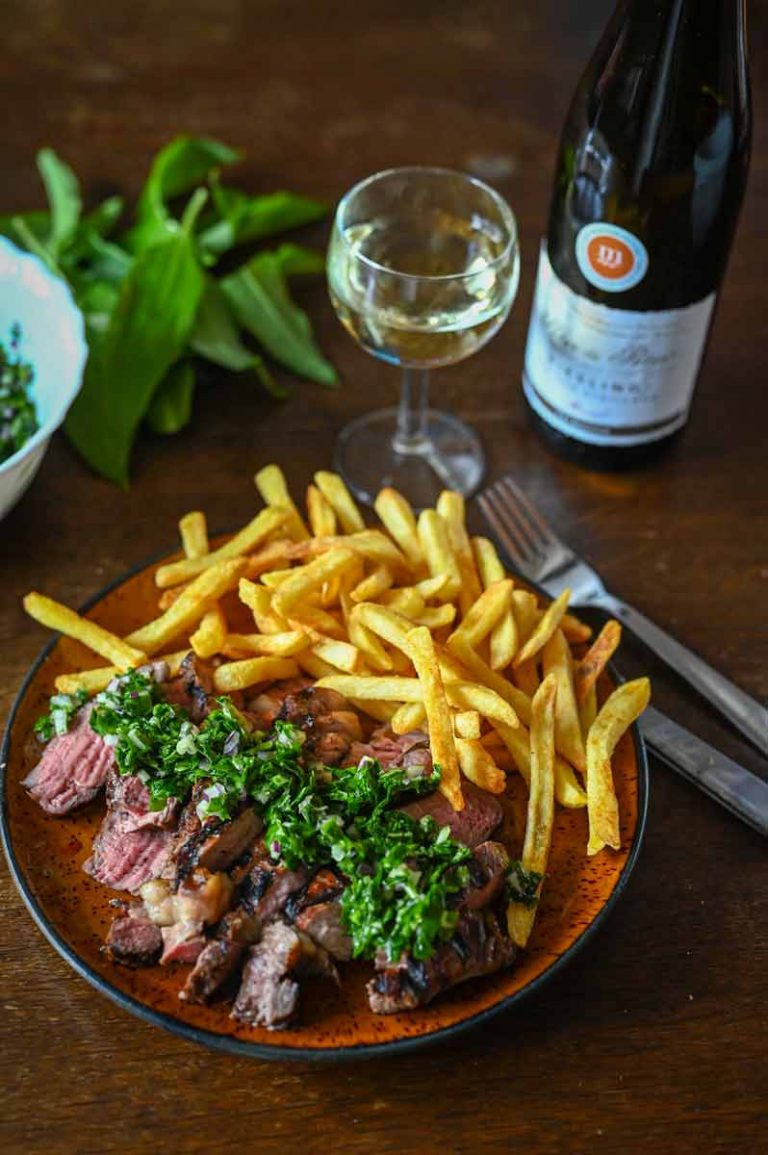 Bärlauch Gremolata mit Pommes, Steak und Weißwein