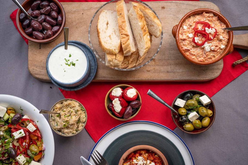 Griechische Meze auf dem Tisch