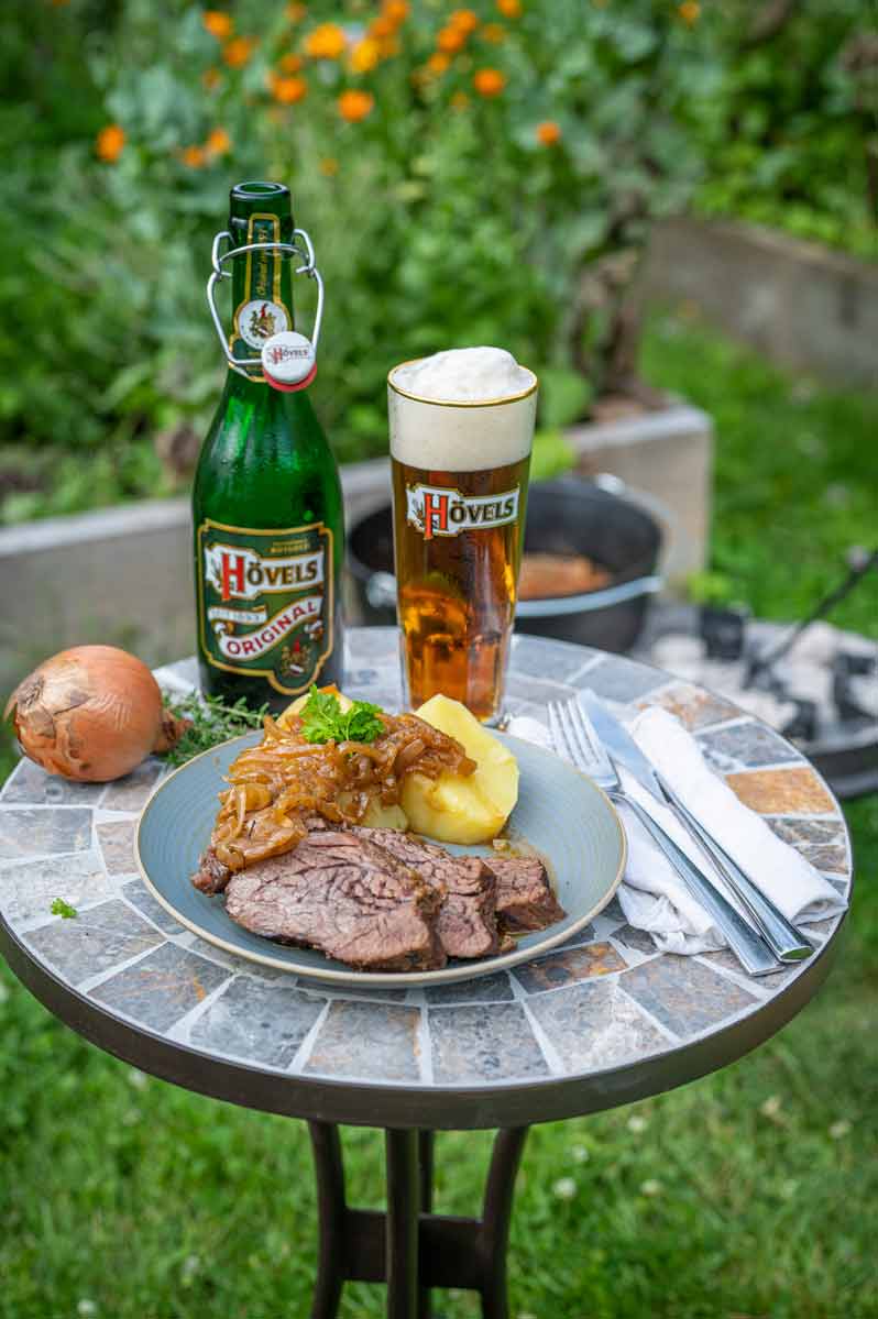 Zwiebelfleisch aus dem Dutch Oven Rezept mit Hövels Bier