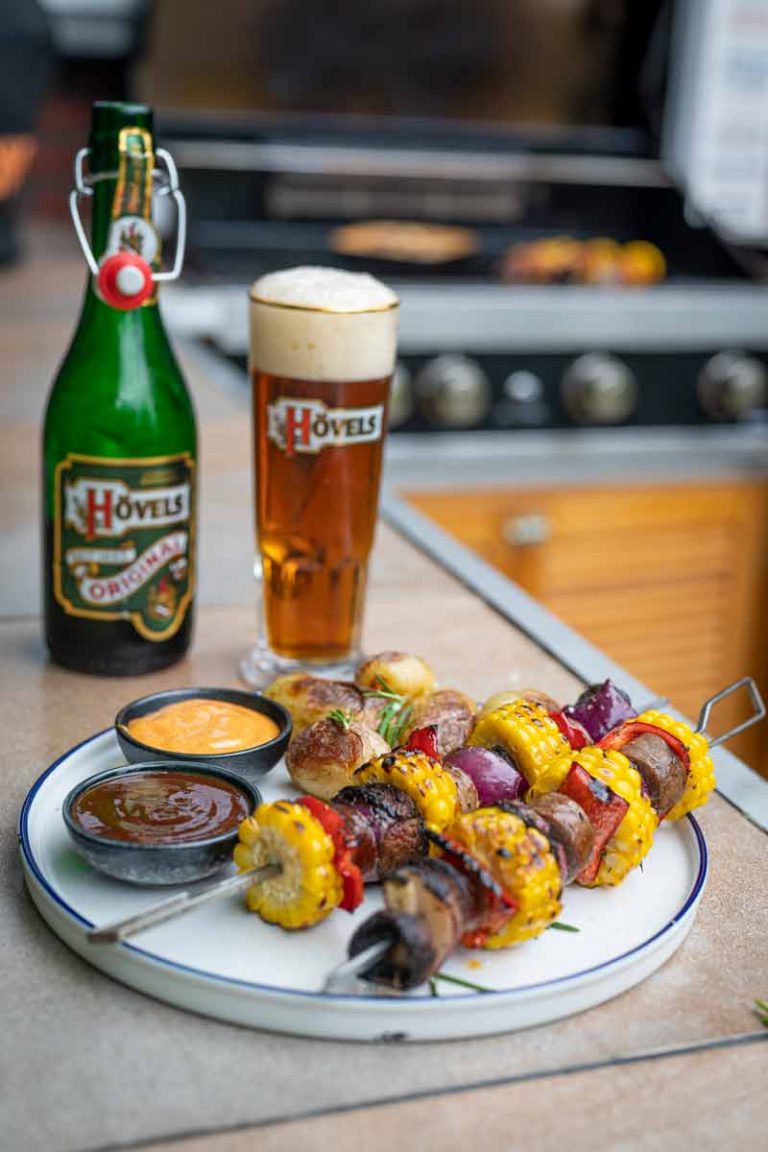 Bunte Bratwurstspieße mit Paprika, Mais, Champignons und roten Zwiebeln vom Grill