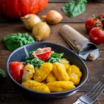 Selbstgemachte Kürbis Gnocchi aus Hokkaido-Kürbis, angerichtet auf einem Teller mit Butter und Salbei
