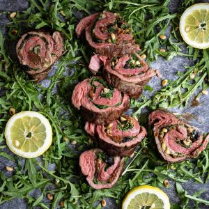 Flank Steak Rolle mit getrockneten Tomaten, Rucola, Parmesan, Pinienkernen und Chimichurri von Joveles BBQ
