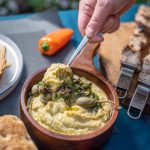Cremiger Fava Dipp aus griechischen Platterbsen, serviert mit Kapern-Topping und Petersilie in einer Schale