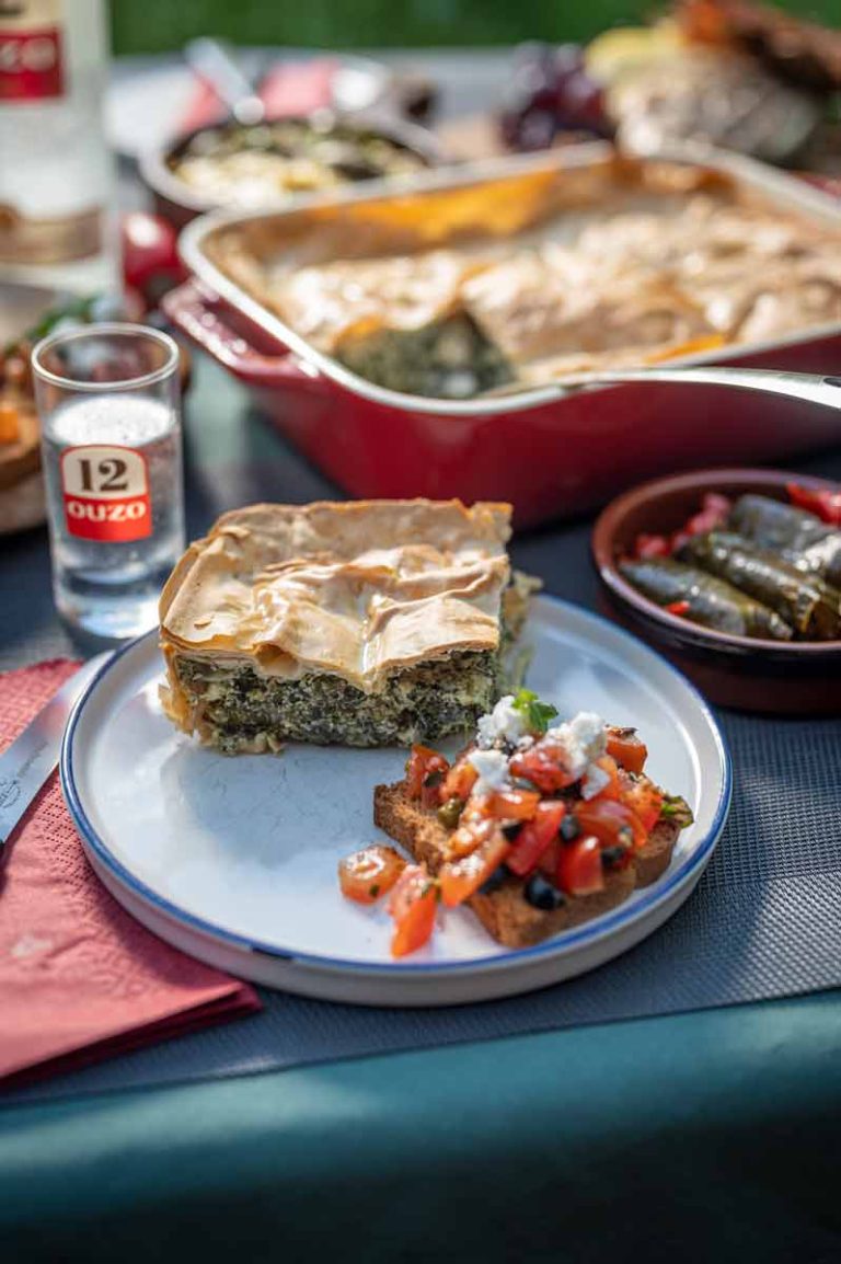 Knusprige Spanakopita mit Spinat, Feta und Filoteig – herzhaftes Rezept mit Filoteig, perfekt für die vegetarische Küche.
