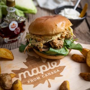 Vegetarischer Pulled Jackfruit Burger mit kanadischem Ahornsirup