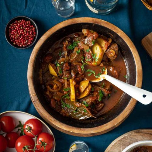 Stifado Rezept – Traditioneller griechischer Eintopf mit Rindfleisch