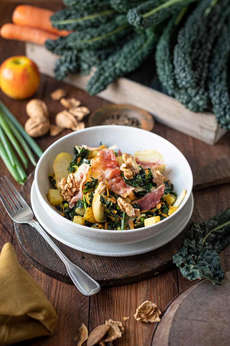 Ein winterlicher Genuss: Grünkohlsalat mit Bacon und Apfel