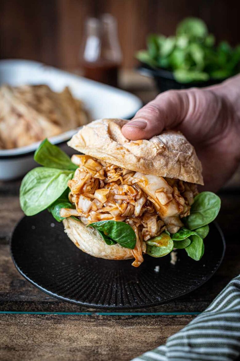 Pulled Spitzkohl Burger Rezept mit Burger Bun und Feldsalat.