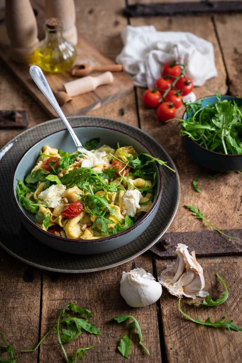 Tortellini Salat mit Cherrytomaten und Rucola.