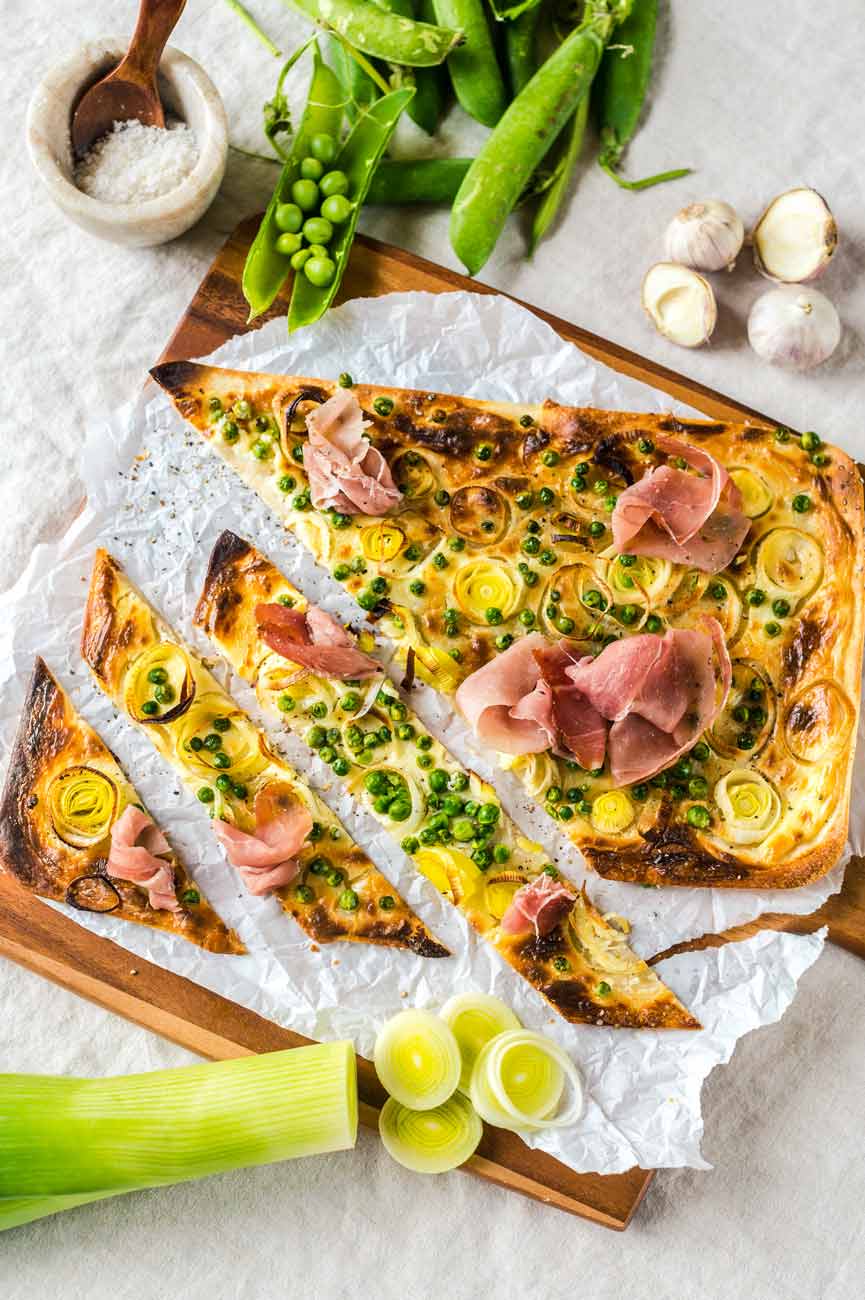 Rezept für Flammkuchen mit Erbsen und Schinken
