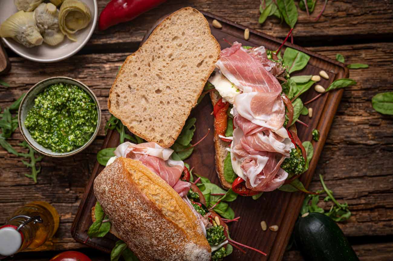 Mediterranes Sandwich mit Parmaschinken und Pesto