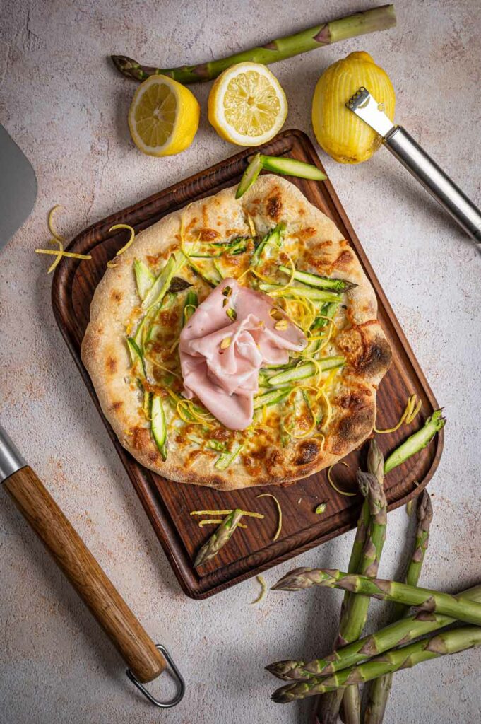 Spargelpizza mit grünem Spargel