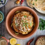 Ein Rezept für Gebackener Blumenkohl im Ofen mit orientalischen Gewürzen, zubereitet im Römertopf. Dazu gibts Petersilie und geröstete Pinienkerne und Tahinisoße.