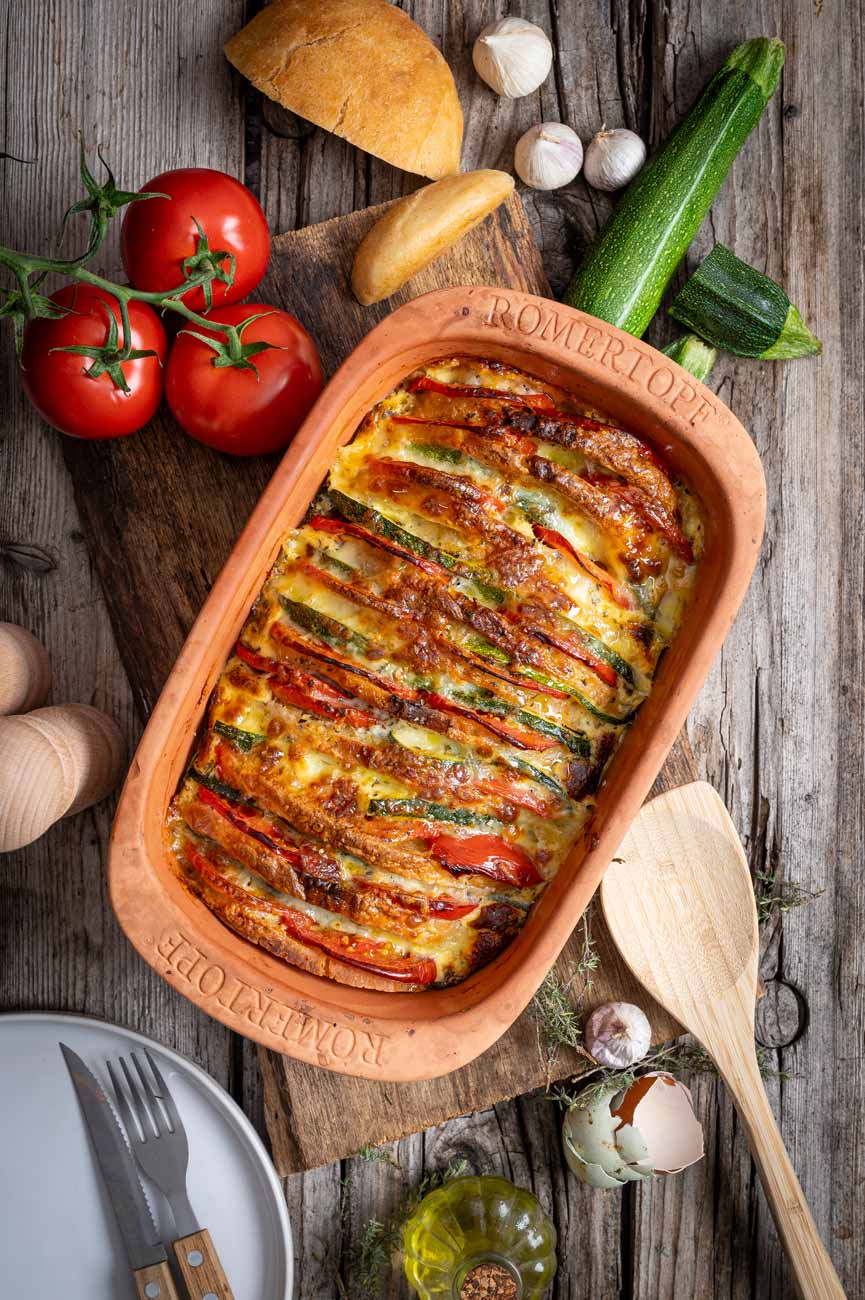 Mein Rezept für einen mediterranen Brotauflauf mit Zucchini, Ciabatta und Tomaten, zart ummantelt von verführerisch geschmolzenem Mozzarella.