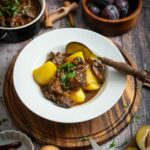 Ein Gulasch mit Pflaumen oder auch Zwetschgen.