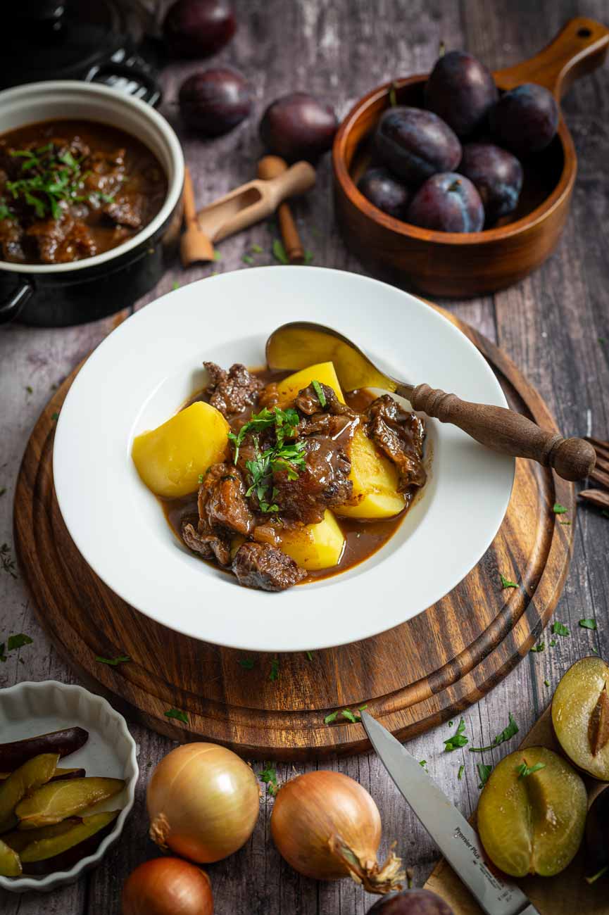 Ein Gulasch mit Pflaumen oder auch Zwetschgen.