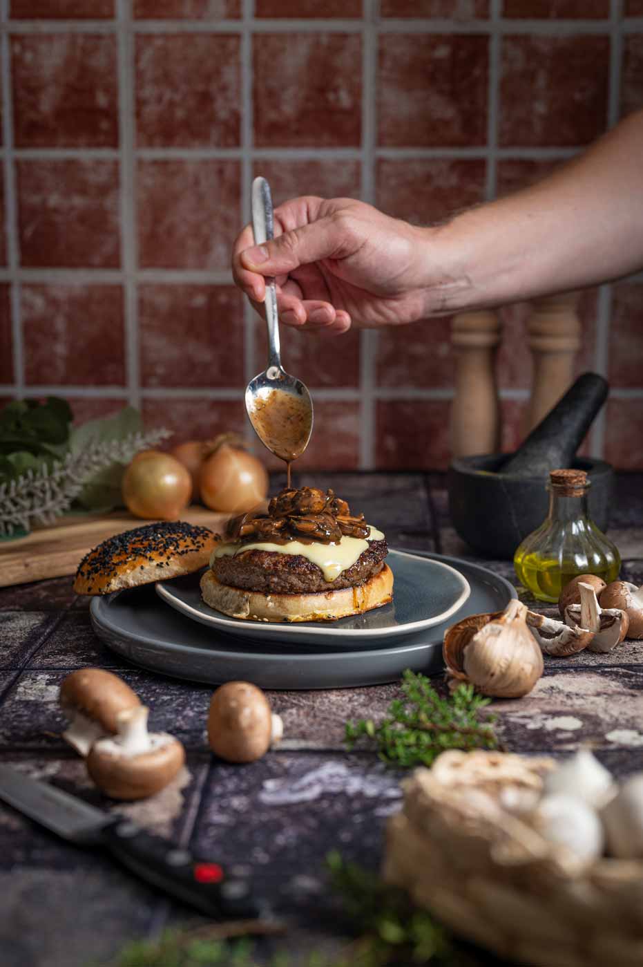 Umami Burger mit Wagyu Burger PattiesRezept. Dazu gibt es eine leckere Pilzsoße.