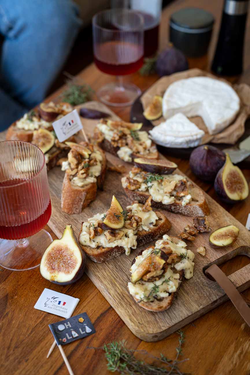 Crostini mit französischem Ziegencamembert, Feigen und Walnüssen auf geröstetem Baguette.