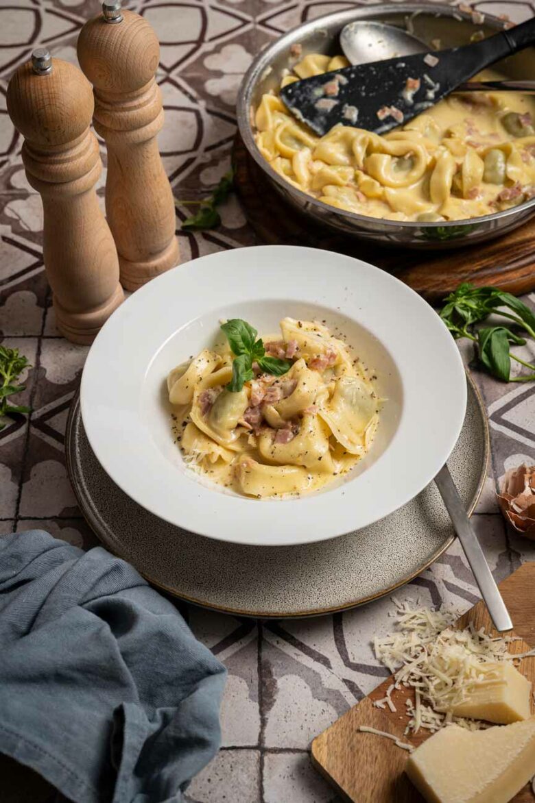 Ein Rezept für Tortellini alla Panna. Die deluxe Version von Tortellini mit Sahnesoße. Mit viel Parmesan und lecker.