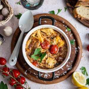 Heute tauchen wir in die Welt der köstlichen Tortellini Suppe ein, ein Gericht, das die Wärme und Lebendigkeit des Mittelmeers in jedem Löffel einfängt.