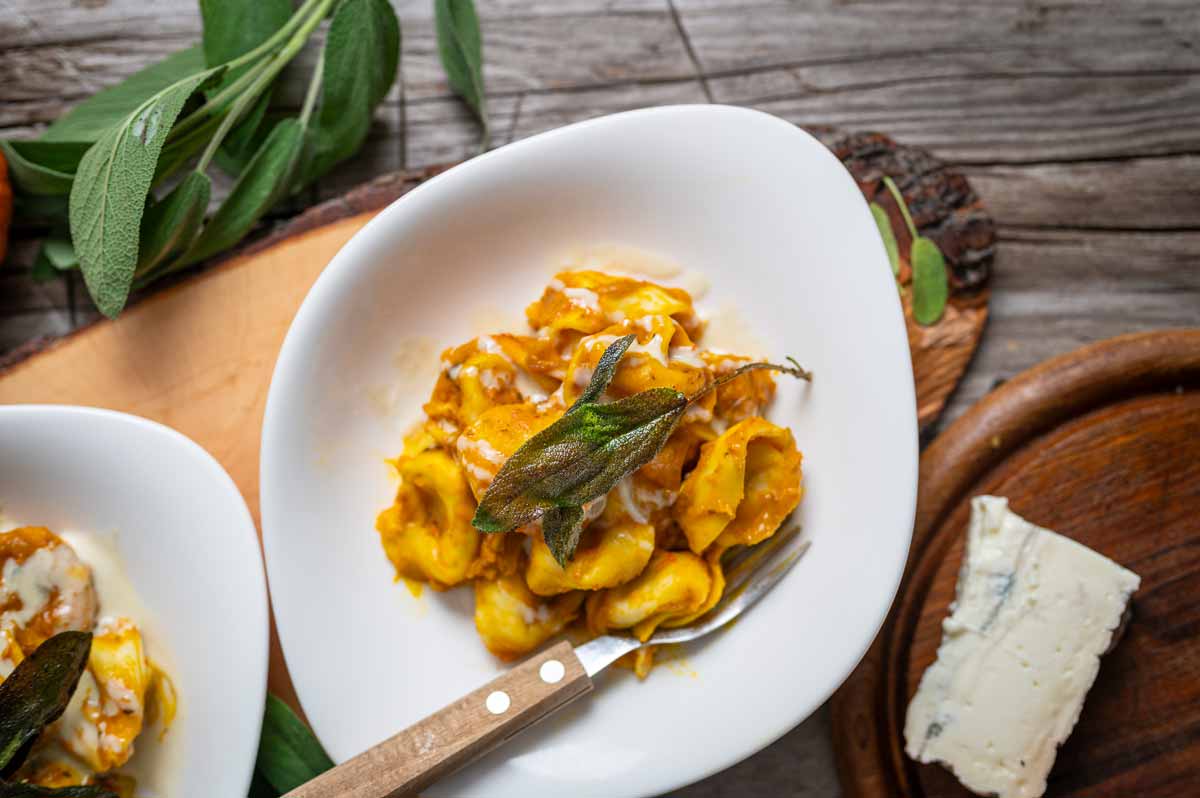 Tortellini in Kürbissoße – Das perfekte Herbstrezept mit Gorgonzola und ... Tortellini in Kürbissoße – Das perfekte Herbstrezept mit Gorgonzola und ...