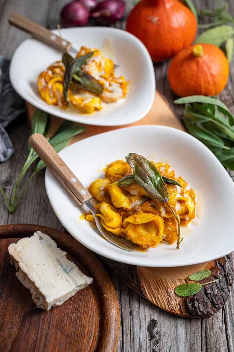 Genieße Tortellini in Kürbissoße mit Gorgonzola und knusprigem Salbei – das perfekte herbstliche Gericht für gemütliche Abende!