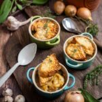Zwiebelsuppe Rezept mit Tortellini und Gruyère – Einfach lecker