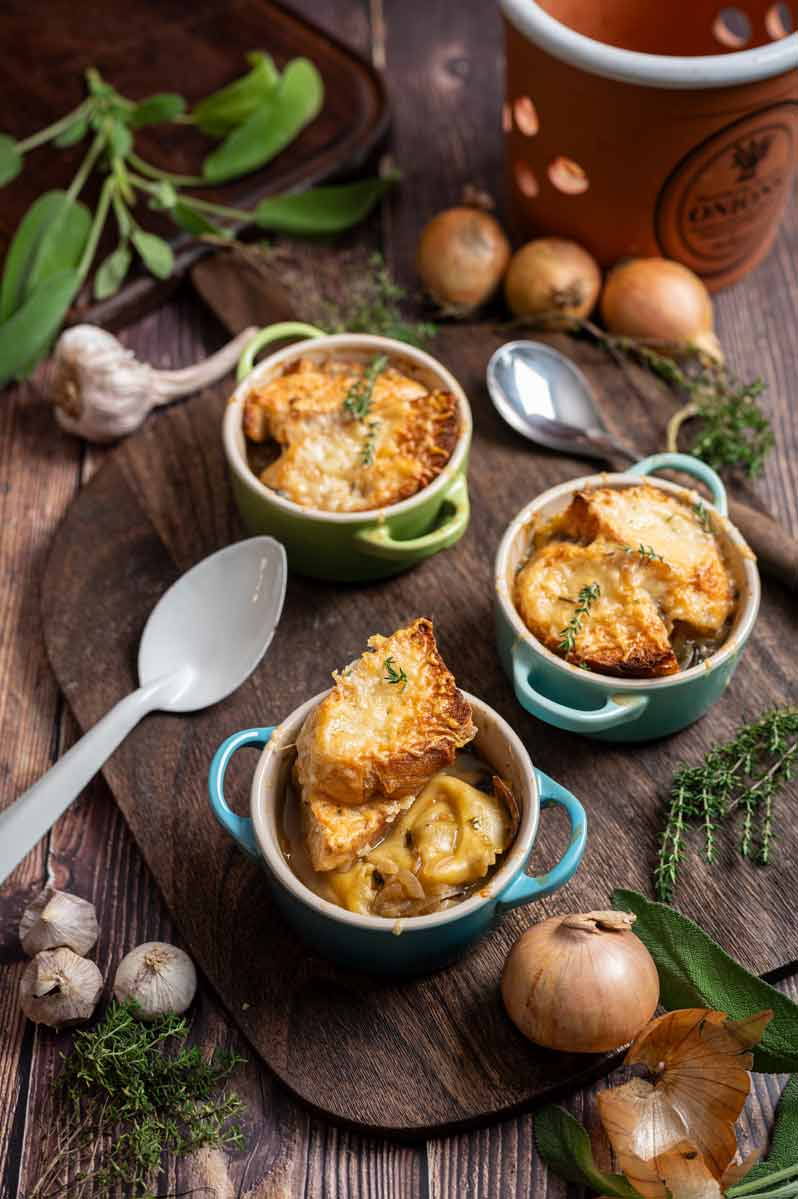Zwiebelsuppe mit Tortellini und Gruyère