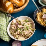 Rezept für einen schnellen Wurstsalat mit Fleischwurst, Emmentaler und einer leckeren Soße. Perfekt für eine Brotzeit.