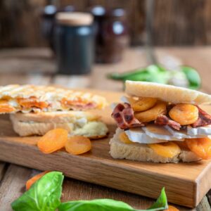 Camembert Sandwich mit Aprikose und Bacon