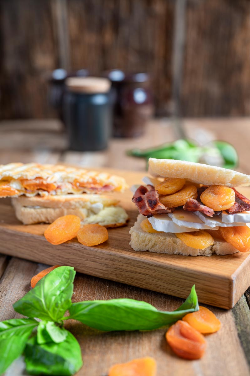 Camembert Sandwich mit Aprikose und Bacon