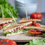 Das BLT-Sandwich ist ein zeitloser Klassiker, der mit seiner einfachen Kombination aus knusprigem Bacon, frischem Salat und saftigen Tomaten jeden Gaumen erfreut.