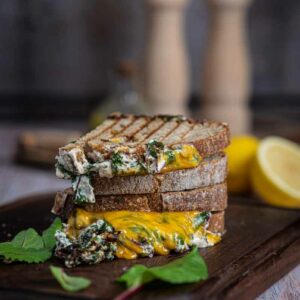 Vegetarisches Grilled Cheese Sandwich mit Spinat Rezept