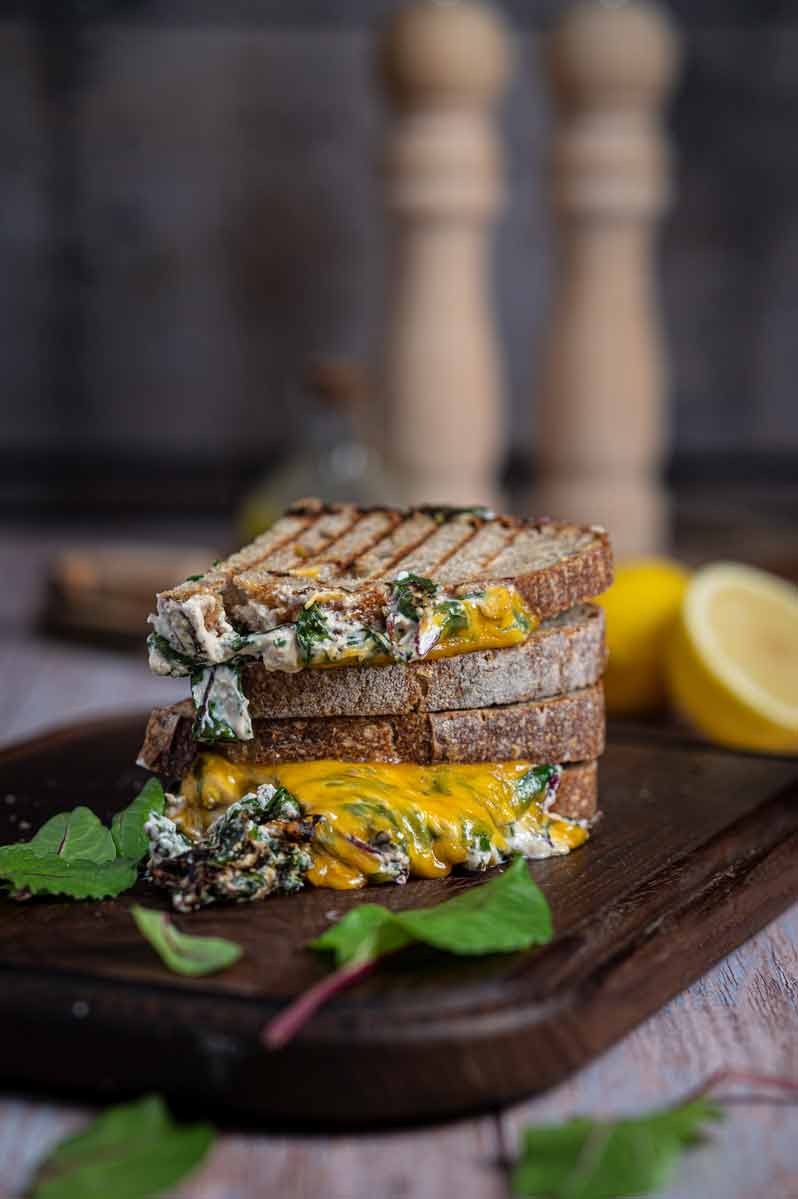 Vegetarisches Grilled Cheese Sandwich mit Spinat Rezept