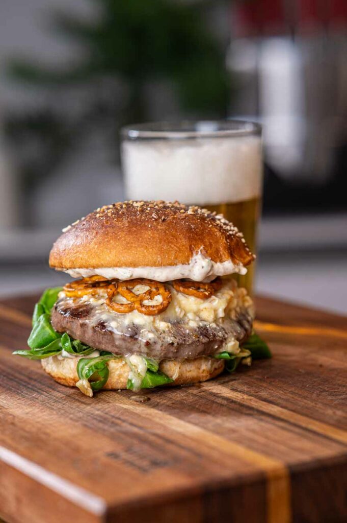 Oktoberfest Burger mit Obazda Topping