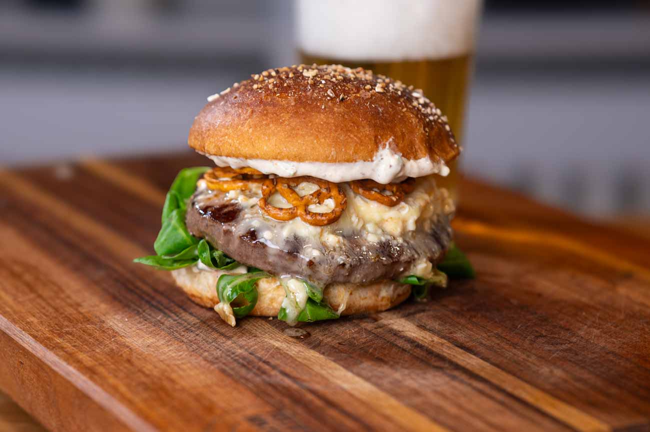 Oktoberfest Burger mit Obazda Topping