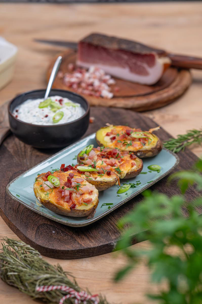 Überbackene Ofenkartoffeln mit Käse und Südtiroler Speck g.g.A.