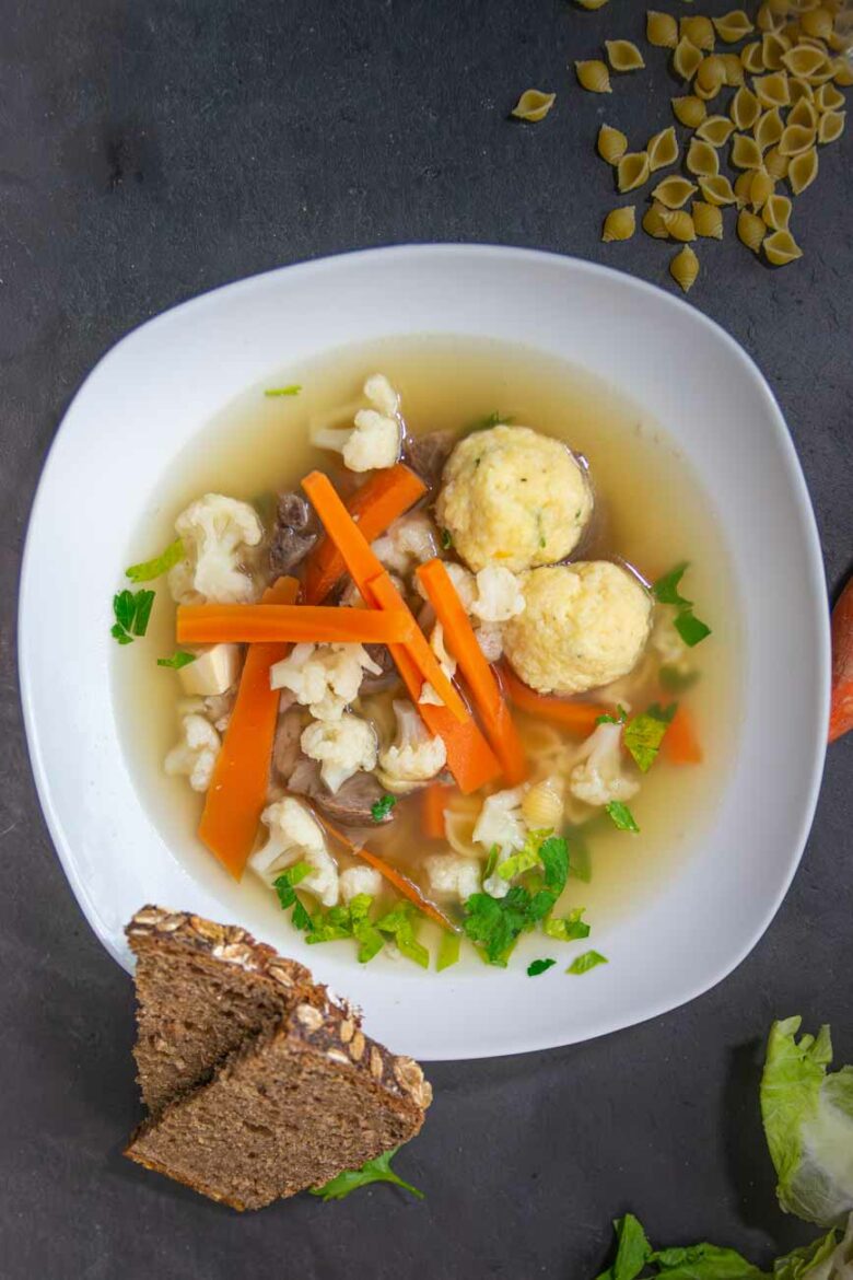 Köstliche Rindfleischsuppe mit Grießklößchen