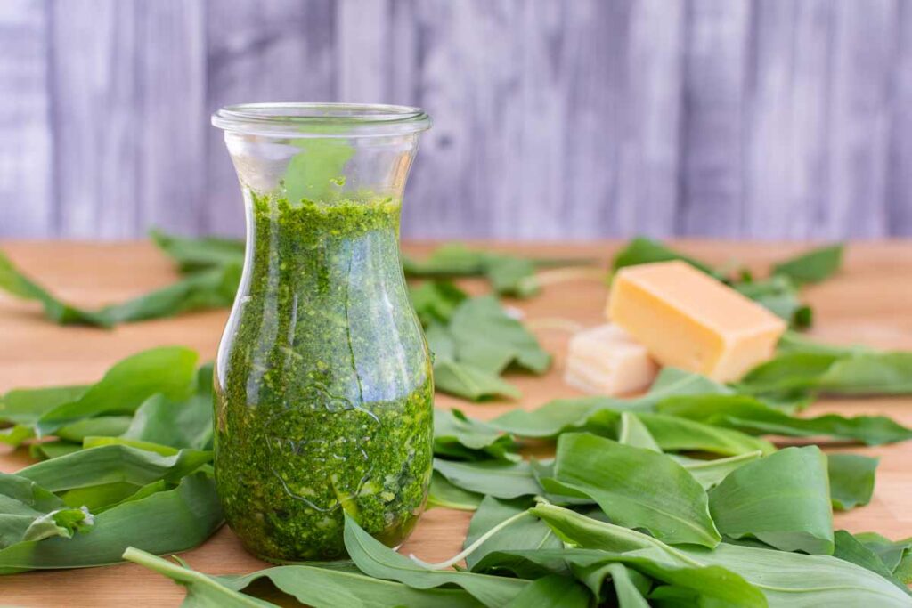 Frisches Bärlauchpesto im Glas mit grüner Farbe
