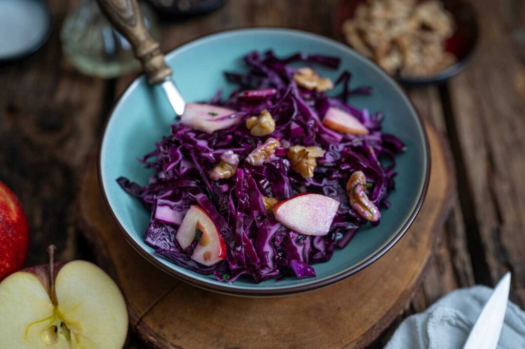 Frischer Rotkohlsalat – Ein einfaches Rotkohl Rezept für jede Jahreszeit