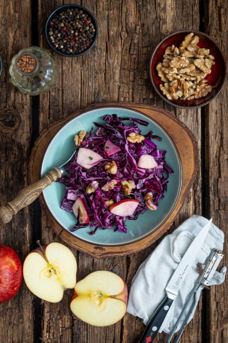 Frischer Rotkohlsalat – Ein einfaches Rotkohl Rezept für jede Jahreszeit