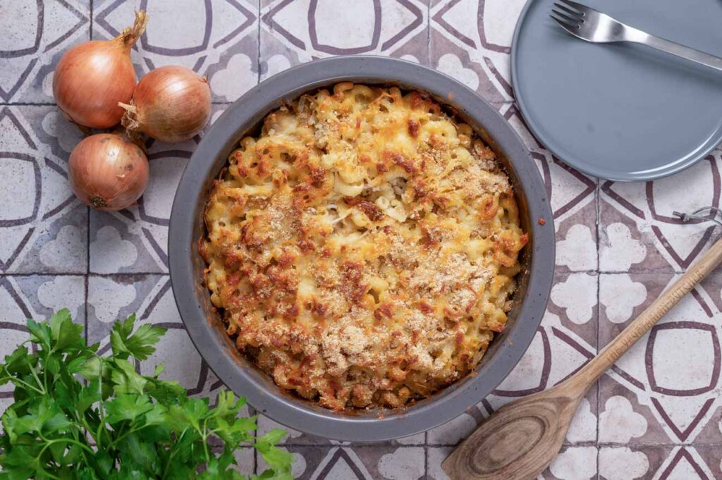 Mac and Cheese French Style mit Schmorzwiebeln – cremiges Gericht aus Nudeln, Käsesoße und karamellisierten Zwiebeln.