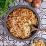 Mac and Cheese French Style mit Schmorzwiebeln – cremiges Gericht aus Nudeln, Käsesoße und karamellisierten Zwiebeln.