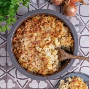 Mac and Cheese French Style mit Schmorzwiebeln – cremiges Gericht aus Nudeln, Käsesoße und karamellisierten Zwiebeln.