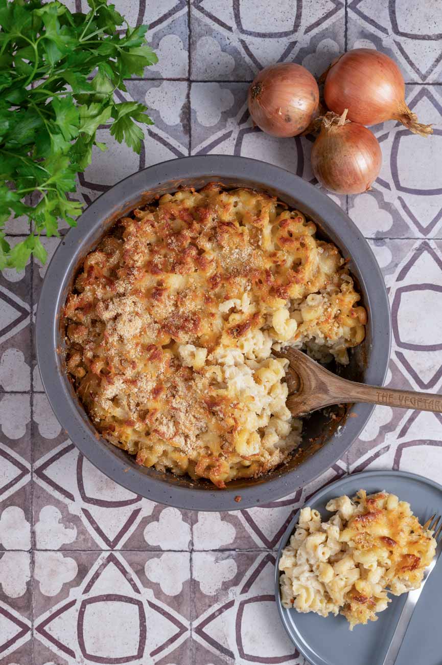 Mac and Cheese French Style mit Schmorzwiebeln – cremiges Gericht aus Nudeln, Käsesoße und karamellisierten Zwiebeln.